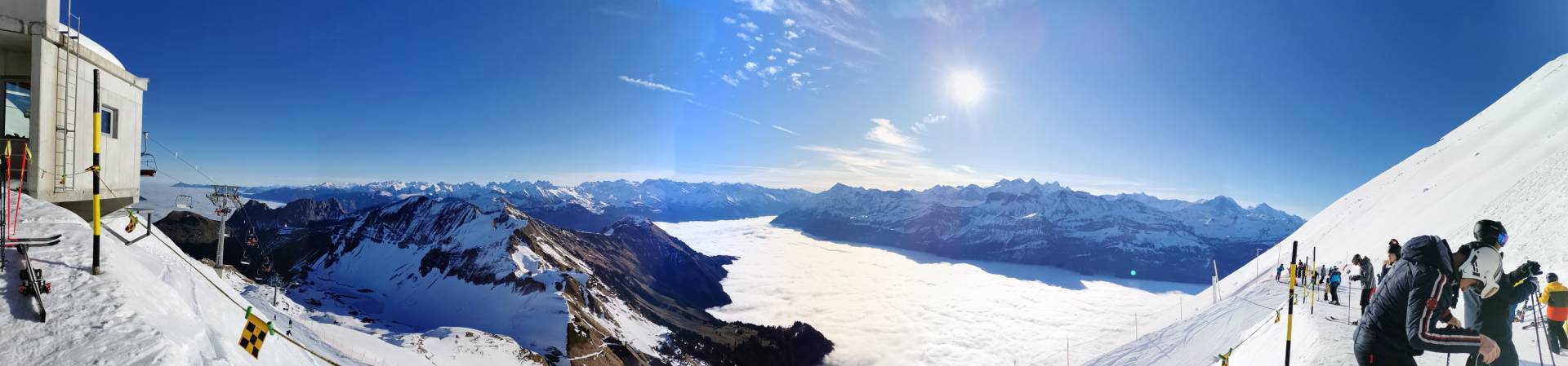 Ein strahlendes Alpenpanorama empfängt uns. Die Täler sind noch im Nebelmeer versunken.